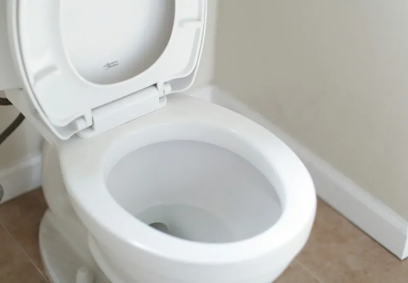 Valkoinen wc-pönttö