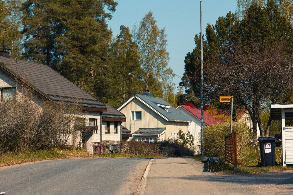 tie jonka varrella vaalean värisiä omakotitaloja