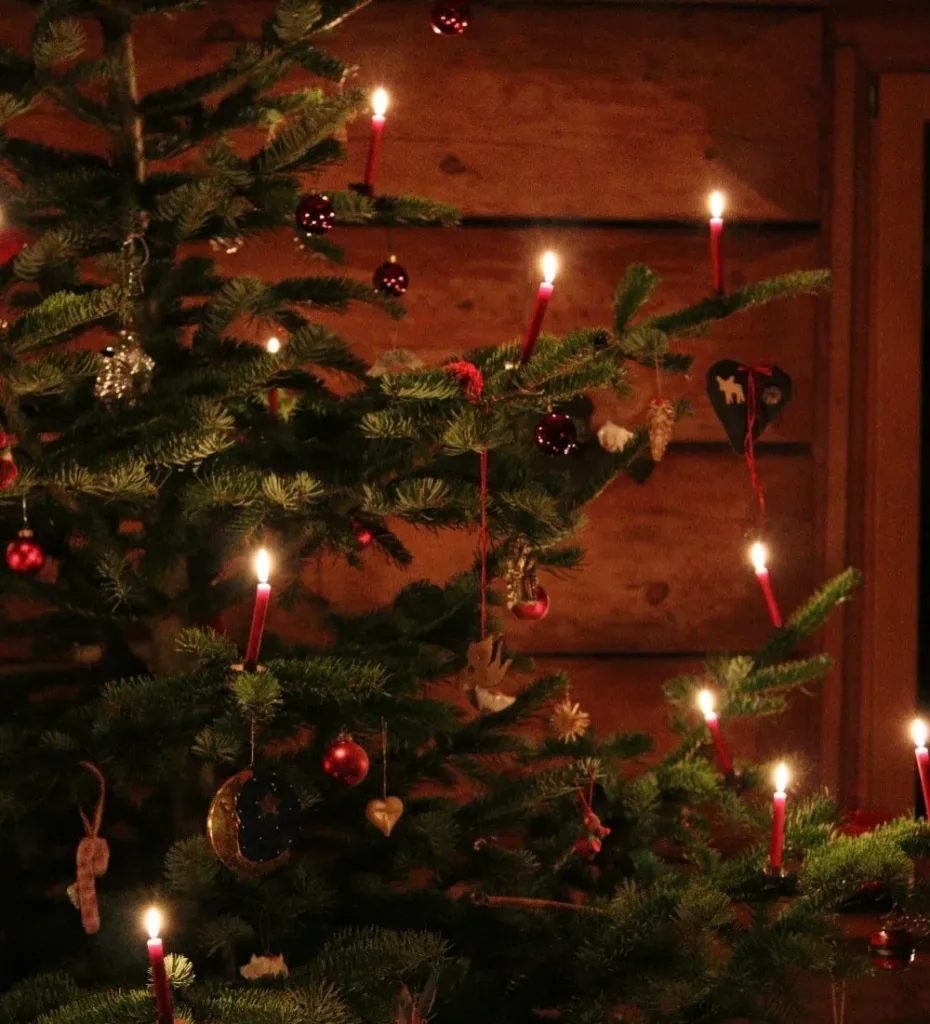 joulukuusi jossa perinteisiä joulukoristeita