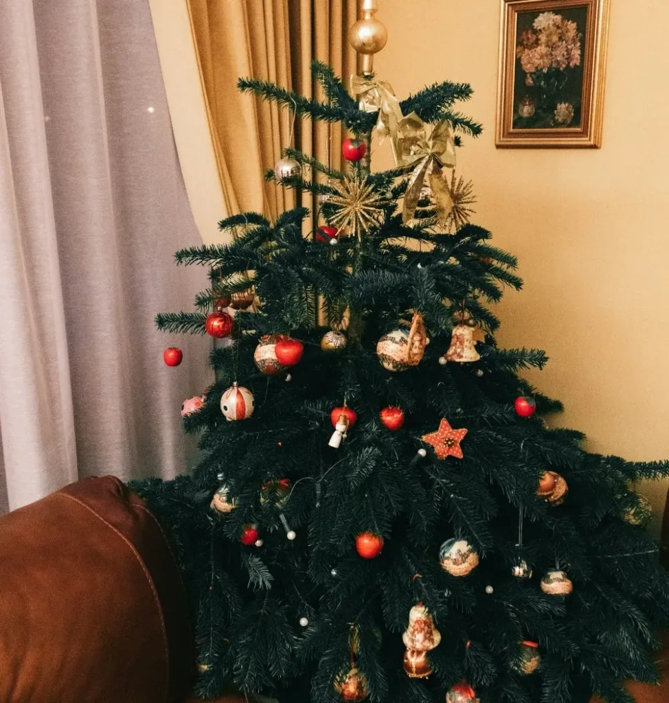 Joulukuusi jossa joulupalloja